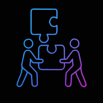 Icona vettoriale minimalista con due figure stilizzate della stessa altezza che sollevano insieme un pezzo di puzzle per incastrarlo sotto un altro già posizionato sopra. Le linee sono realizzate con un gradient viola‑azzurro acceso su sfondo grigio molto scuro. L’immagine rappresenta collaborazione, supporto reciproco e costruzione condivisa.
